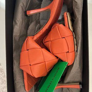 BOTTEGA VENETA ORANGE LIDO SANDAL MULES size 8